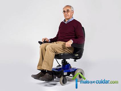 cadeira de rodas motorizada easy chair idoso foto