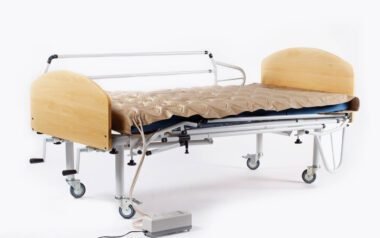 Cama articulada manual com colchão hospitalar e anti-escaras de pressão alternada