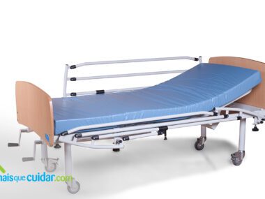 Cama articulada com colchão hospitalar e grades laterais