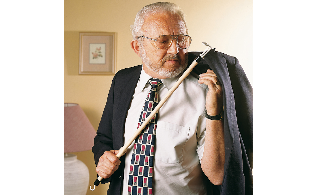 Produto de apoio para ajudar a vestir casacos