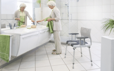 cadeira de banho com assento abertura em U da Invacare Sorrento
