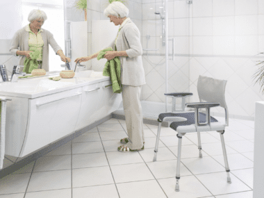 cadeira de banho com assento abertura em U da Invacare Sorrento