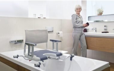 Cadeira de Banho Giratória Aquatec Sorrento Invacare