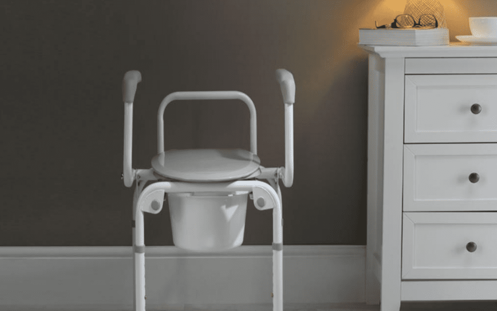 Cadeira wc e sanitária para idosos Izzo da Invacare