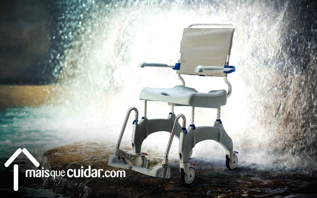 cadeira de banho com rodas aquatec ocean ergo foto