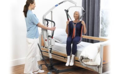 Elevador Evo Invacare para transferência de idosos