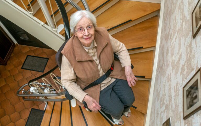 Elevador fixo para escadas curvas para idosos com mobilidade reduzida.
