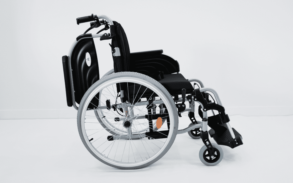 Cadeira de rodas para cuidar de pessoas. Modelo Arrábida da Mais que Cuidar