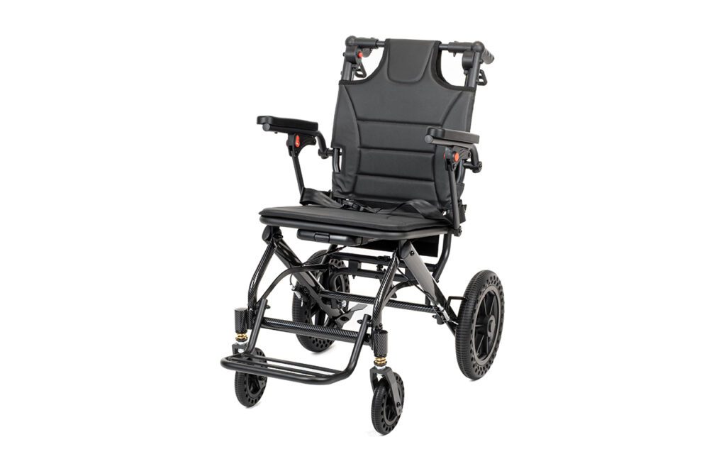 Cadeira de rodas manual, leve e dobrável Zebra da marca Mais Que Cuidar.