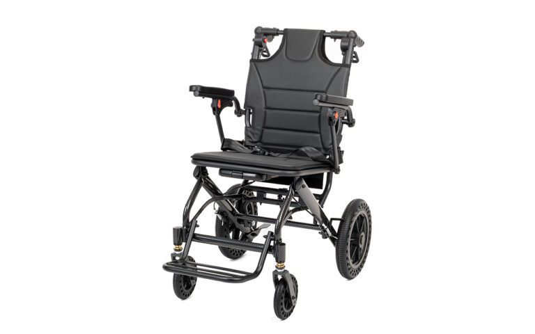 Cadeira de rodas manual, leve e dobrável Zebra da marca Mais Que Cuidar.